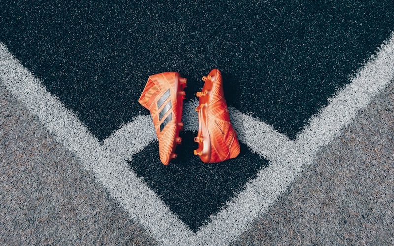 绿茵直播技术团队在数据中心工作的场景